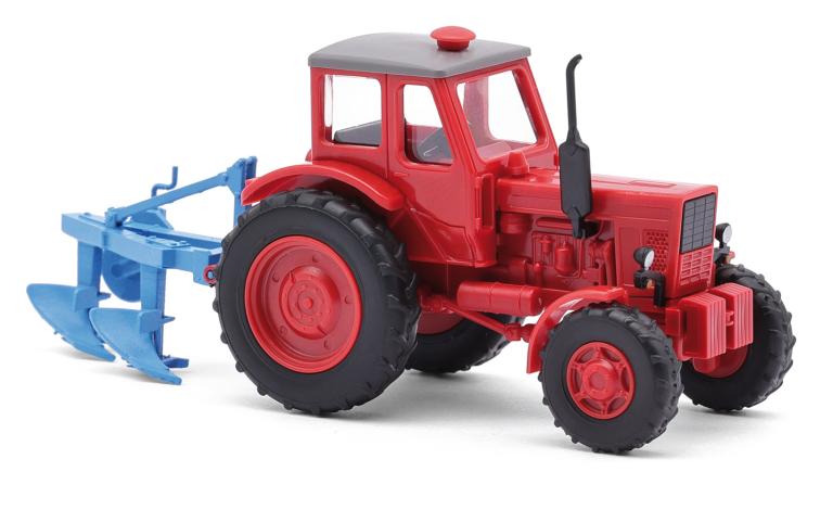 Traktor Belarus MTS 52 mit Zweischarrpflug B110